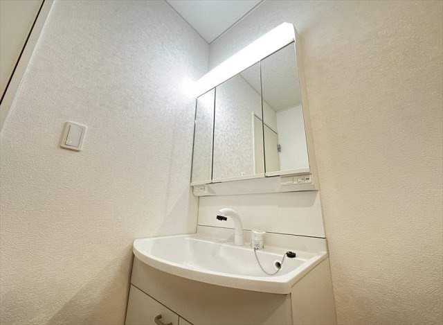 【独立洗面台】 | 富士見市水谷東1丁目　新築一戸建住宅　全2棟　(志木本店) | 三面鏡は多角的にチェックできるのでヘアアレンジやメイクもスムーズに行えます。
