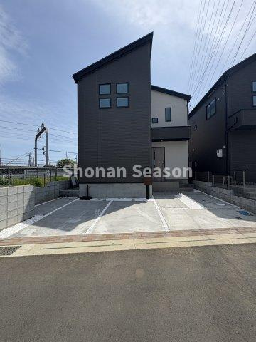 【前面道路含む現地写真】 | 前面道路との高低差なく、駐車もスムーズ！
ぜひサイズ等ご確認下さい♪