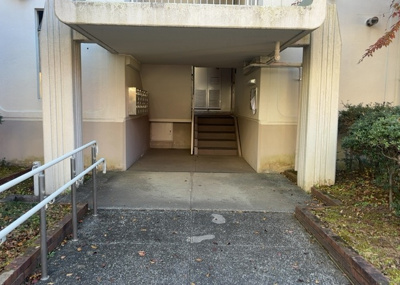 【ロビー】 | グリーンヒル寺田第２住宅 | ラウンジは、マンションの共用スペースに椅子やテーブルなどを配置した利用者が寛げる空間です。屋内型ラウンジと屋外型ラウンジがあります。共用部分の管理状況と合わせて、詳細については現地でご確認ください。