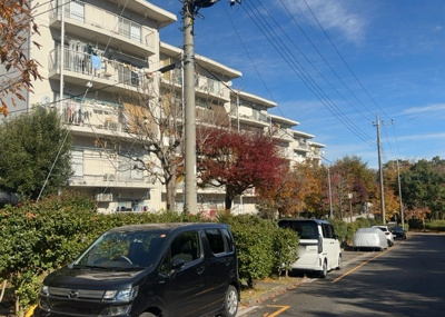【外観】 | グリーンヒル寺田第２住宅 | 隣家の土地はどうなっているのか、生活利便施設が近くにあるのか、学校まで近いかなど、お客様のライフスタイルにあわせたイメージが重要です。また、近くにあると困る施設が近くにないかも確認するといいでしょう。