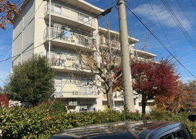 【構造・工法・仕様】 | グリーンヒル寺田第２住宅 | ＲＣ造、Reinforced Concreteは直訳すると補強されたコンクリートです。主に柱や梁・床・壁が鉄筋とコンクリートで構成おり、鉄筋を組んだ型枠にコンクリートを流し込んで固めたものを指します。