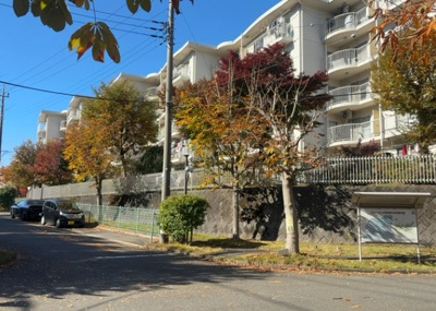 【外観】 | グリーンヒル寺田第２住宅 | 外観はマンション管理がされているかの目安になります。築年数が古いと、壁面は劣化してひび割れが生じることも！建物が古びていても細かいところが修繕されていると、きちんと管理されているなぁと感じるでしょう。