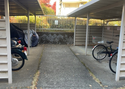 【駐車場】 | グリーンヒル寺田第２住宅 | 車一台あたりに必要なスペースは、標準サイズの普通自動車で横幅2m50cm、長さ5mは必要になります。ただし、乗降のことも考慮して横幅3m30cm、長さ5m50cmほどは確保できるところを選びましょう。