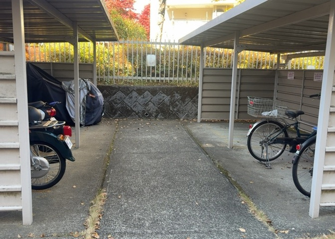 【駐車場】 | グリーンヒル寺田第２住宅 | 車一台あたりに必要なスペースは、標準サイズの普通自動車で横幅2m50cm、長さ5mは必要になります。ただし、乗降のことも考慮して横幅3m30cm、長さ5m50cmほどは確保できるところを選びましょう。