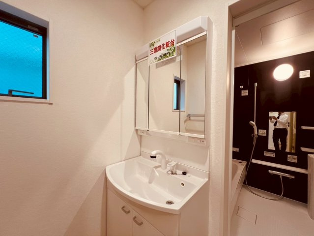 【洗面所】 | 杉並区浜田山１丁目　新築戸建て | 清潔感のある洗面化粧台で、毎日の暮らしをサポートします