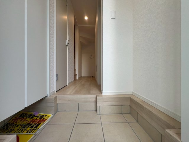 【玄関】 | 杉並区浜田山１丁目　新築戸建て | 明るく開放感のある玄関で、家族や訪問者を温かく迎える空間