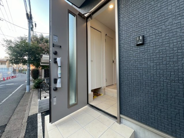 【玄関】 | 杉並区浜田山１丁目　新築戸建て | 上質な素材と工夫された動線で、日々の出入りが快適になる玄関