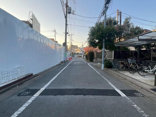 【前面道路含む現地写真】 | 杉並区浜田山１丁目　新築戸建て | 周囲の景観に調和した、ゆったりとした前面道路です