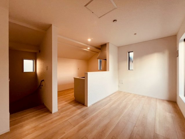 【居間・リビング】 | 杉並区浜田山１丁目　新築戸建て | 明るく開放感のあるLDKは、家族が自然と集まる心地よい空間