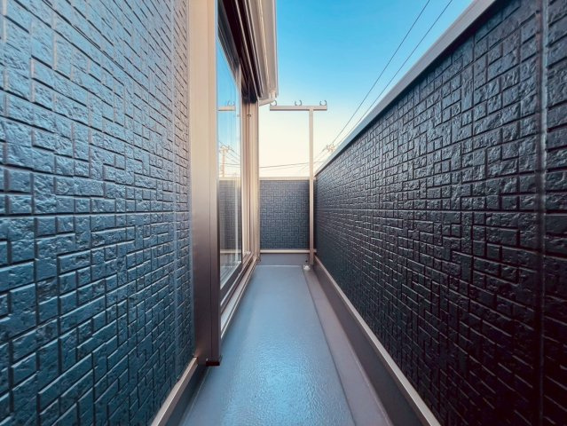 【バルコニー】 | 杉並区浜田山１丁目　新築戸建て | 日当たり良好で、ゆとりもあり、洗濯物も気持ちよく干せます