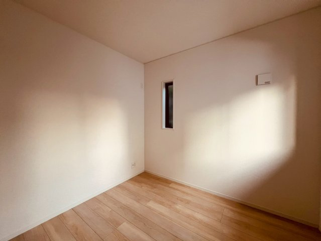 【洋室】 | 杉並区浜田山１丁目　新築戸建て | 落ち着いた雰囲気の洋室で、日々の暮らしを豊かにします