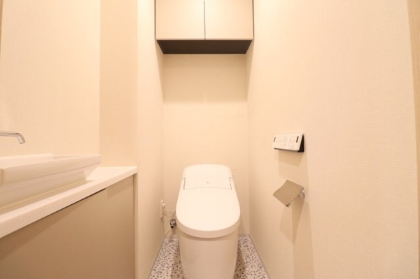 【その他共用部分】 | 【エレベーターホール】重厚感のあるシックなスタイルの共用廊下！