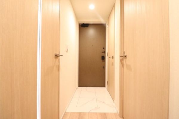 【内装】 | 【共用廊下】プレミアムフロアの共用廊下です。上品なカーペット仕上げで、ホテルライクな仕様に！