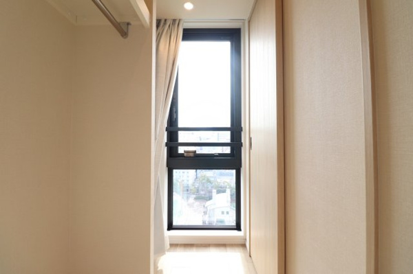 【エントランス】 | 【風除室】警備保障による安心のセキュリティ！ガラス張りで美しいエントランスです。