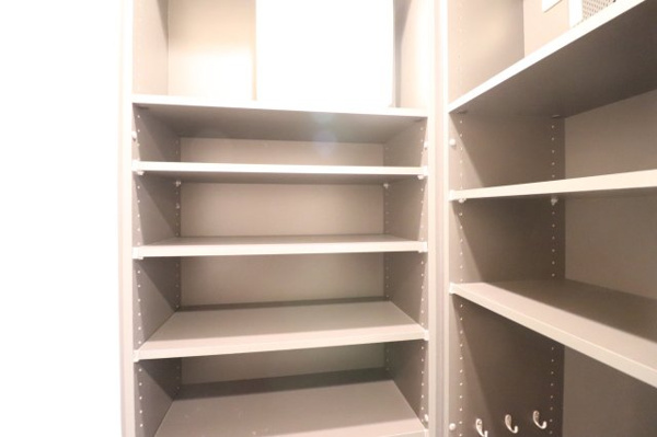  | 【エントランス外観】正門と呼ぶにふさわしい風格が滲み出る堂々とした構え。美しくスタイリッシュな造形！