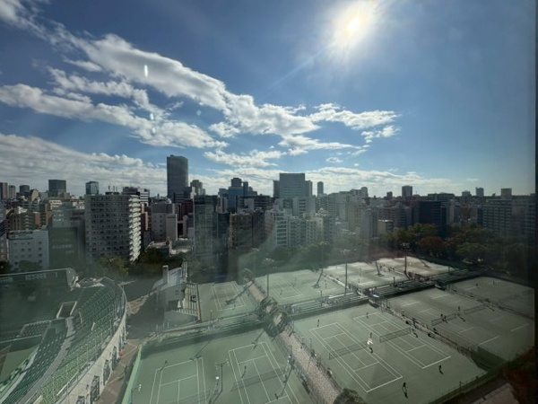  | 【エントランス外観】建物内のエントランスホールからも眺められる水景が特徴的なエントランスです！