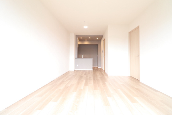 【エントランス】 | 【エントランスホール】天井高7mにも及ぶ、2層吹抜けの広々としたエントランスホールです！