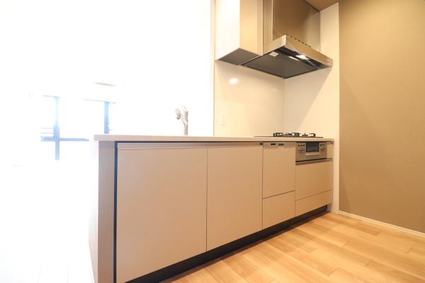 【エントランス】 | 【エントランスホール】床面に大判のタイルを敷き詰め、壁面には天然石を使用している上品な空間です。