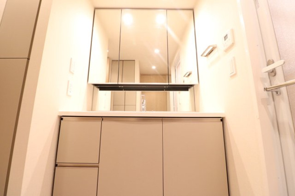 【ロビー】 | 【オーナーズラウンジ】一角には個人のワークスペースとしても利用できるパーソナルデスクも設けています。