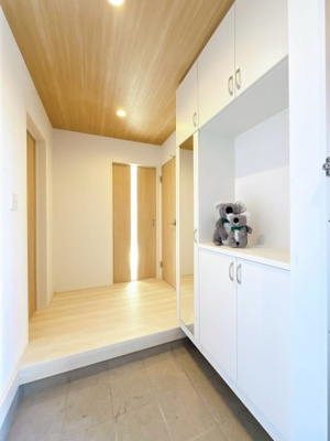 【玄関】 | 高崎市下小鳥町　新築住宅 | 自然光が差し込む明るい玄関は、帰るたびにほっとする暖かな雰囲気。木目調のドアや床が、優しい印象を与えてくれます。