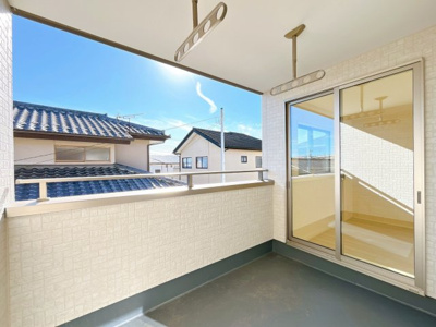 【バルコニー】 | 高崎市下小鳥町　新築住宅 | 陽光がたっぷり差し込むバルコニーは、家族のくつろぎぎ空間。グリーンを飾ったりチェアを置いて読書を楽しむなど、自分だけのアウトドアリビングとしても活用できます。