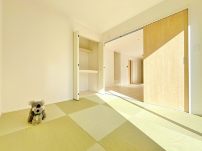 【和室】 | 高崎市下小鳥町　新築住宅 | リビングに隣接する和室は柔らかな畳で音も響きにくく衝撃を吸収。キッチンから見守れるキッズスペースとしても使用可能です。