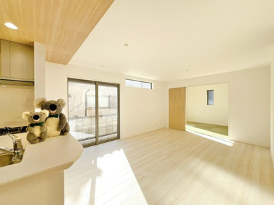 【居間・リビング】 | 高崎市下小鳥町　新築住宅 | ≪LDK≫
陽当りも良いリビング。
光が差し込む明るい空間はいつもの時間をより特別に…穏やかなひと時を一層充実した時間へ変えてくれます。