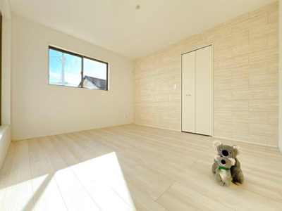 【洋室】 | 高崎市下小鳥町　新築住宅 | 窓からそそがれる暖かみのある明るい空間。広々としたプライベート空間で自分の時間を楽しめます。フローリング仕様で普段のお掃除も楽々です。