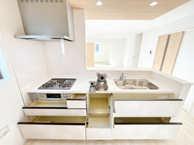 【キッチン】 | 高崎市下小鳥町　新築住宅 | 忙しい毎日にうれしい、広々としたシステムキッチン。
収納たっぷりで調理器具も調味料もまとめて収納できます。