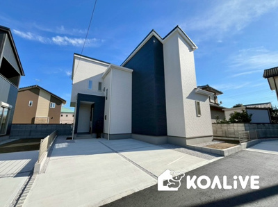 【前面道路含む現地写真】 | 高崎市下小鳥町　新築住宅 | 完成済み！いつでも新生活を始めることができます。
開放感あるLDK！
陽当り、風通しも良い暖かな住まいです。
KOALIVE （コアライブ）【0120-919-727】