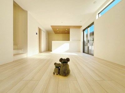 【居間・リビング】 | 高崎市下小鳥町　新築住宅 | 家族が自然と集まるリビング・ダイニング明るい光が差し込み、笑顔があふれる心地よい空間です。ゆったりとした広さで、くつろぎの時間をお過ごしいただけます。