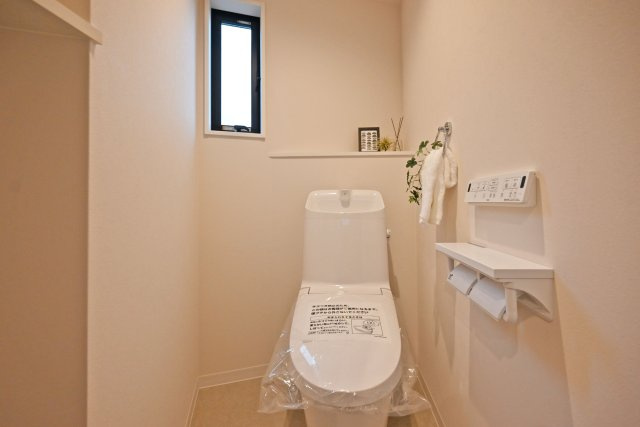 ハッピータウン伊丹市池尻6丁目新築一戸建て│3SLDK+t駐車1台可のトイレ|同社施工例写真。施工例物件を見学して頂けます。お気軽にお問い合わせください。