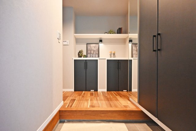 ハッピータウン伊丹市池尻6丁目新築一戸建て│3SLDK+t駐車1台可の玄関|同社施工例写真。施工例物件を見学して頂けます。お気軽にお問い合わせください。