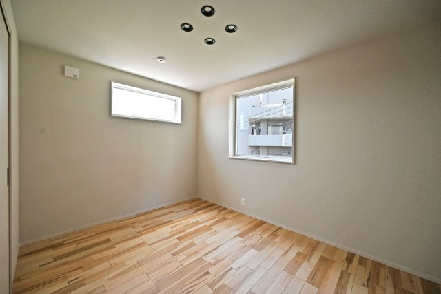 ハッピータウン伊丹市池尻6丁目新築一戸建て│3SLDK+t駐車1台可の寝室|-洋室6帖(3F)-
各居室に横スリットの高窓を採用するなど、採光やデザイン性も考慮された洋室となっております。2面採光のため、採光通風ともに良好です。