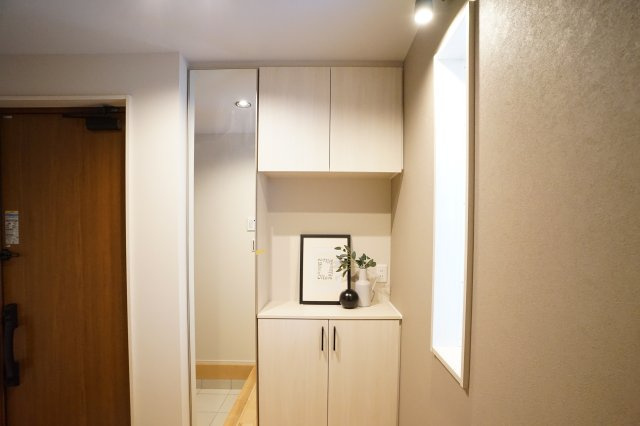 ハッピータウン伊丹市池尻6丁目新築一戸建て│3SLDK+t駐車1台可の玄関|シンプルな玄関扉にシューズボックス、小窓を配置したオーソドックスな玄関です。