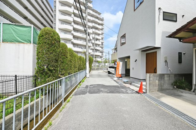 ハッピータウン伊丹市池尻6丁目新築一戸建て│3SLDK+t駐車1台可の前面道路含む現地写真|前面道路幅員は西側に4.3ｍ幅です。