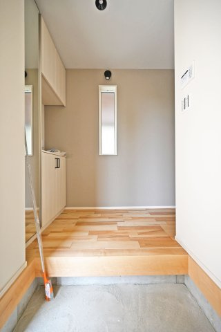 ハッピータウン伊丹市池尻6丁目新築一戸建て│3SLDK+t駐車1台可の玄関|1階玄関に入ってすぐの内観写真です。 上部まで収納があるシューズBOX付き。 毎日使う玄関回りも常に片付いた状態を維持できそうです。