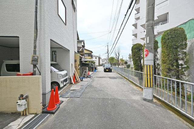 ハッピータウン伊丹市池尻6丁目新築一戸建て│3SLDK+t駐車1台可の前面道路含む現地写真|イオンモールも徒歩圏内で生活便利な環境です。
