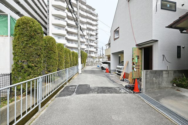ハッピータウン伊丹市池尻6丁目新築一戸建て│3SLDK+t駐車1台可の前面道路含む現地写真|前面道路幅員は西側に4.3ｍ幅です。