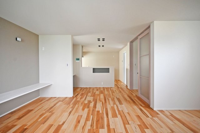 ハッピータウン伊丹市池尻6丁目新築一戸建て│3SLDK+t駐車1台可の居間・リビング|2階LDKをリビング側から撮影した内観写真です。 正面からリビングを臨むと広い住空間と随所に工夫を凝らした仕様を存分に体感することができます。