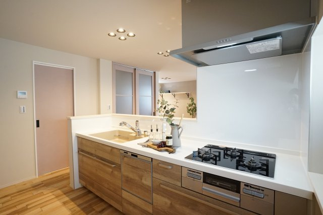 ハッピータウン伊丹市池尻6丁目新築一戸建て│3SLDK+t駐車1台可のキッチン|キッチン奥から撮影した内観写真です。2550mm幅のクリナップ製キッチンは食器洗い乾燥機や一体型浄水器を標準装備とし、収納にソフトモーションを導入することで優しい操作感を実現させています。
