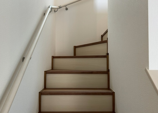 【内装】 | 建物の上下階の通路である階段は、その位置によって動線や室内の印象が大きく左右されます。手摺にも重要な役割があり、転倒の防止・歩行や動作を円滑にして日常生活を支えることを主な目的として設置されています。