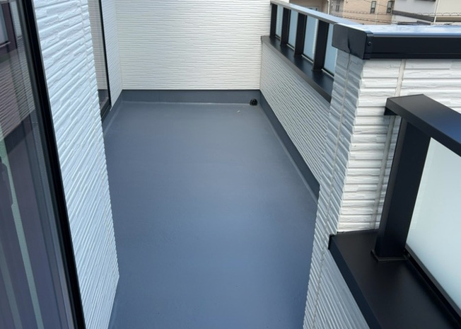 【バルコニー】 | バルコニーは、室外の専用スペースのうち、「屋根がなく開放された空間」であるものを指します。ベランダより広いタイプのものが多く、日当たりもよいため家庭菜園などを楽しみたい人にとって適した環境となります。