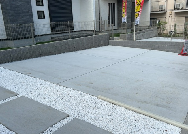 【駐車場】 | 駐車場と明記されていても、最小スペースでつくられた駐車場だと大型車は駐車できなかったり、出入りしにくくなったりする可能性があります。お車のサイズと購入したい物件の駐車場のサイズを現地で確認しましょう。