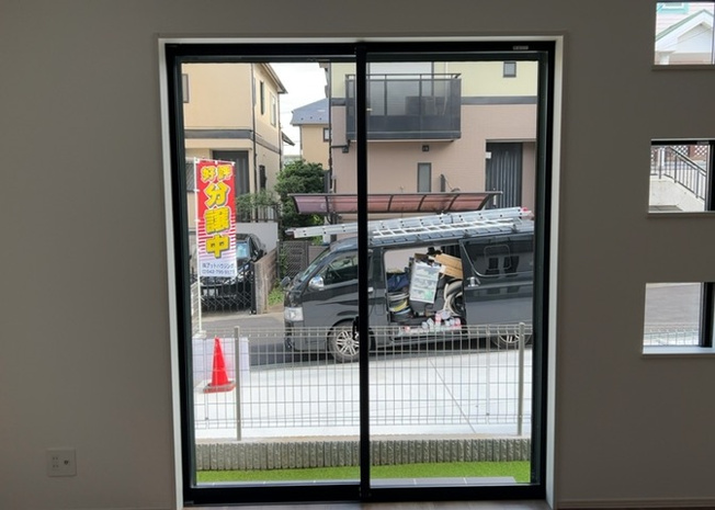 【内装】 | サッシとは、ガラス窓に使用される金属製の窓枠のことです。一般的に住宅建築では、金属製建具工事の段階で備え付けるもので、ガラス類や玄関、バスルームのスチール製のドアなどと同じタイミングで工事を行います。