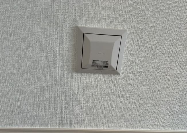【冷暖房・空調設備】 | 1日中建物内の換気が行われるように設計された仕組みです。気密性の高い住宅は、家に籠った空気でシックハウス症候群になる可能性がありますが、24時間換気システムであれば計画的な換気で対策が可能です。