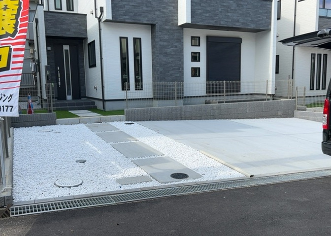 【前面道路含む現地写真】 | お持ちの車種によっては前面道路が広い方が便利でしょう。しかし、前面道路が広ければその分交通量が多くなるため、騒音などが気になる場合があります。実際に現地を見学し、周辺交通量や騒音などを確認しましょう！