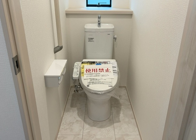 【トイレ】 | トイレは大きさや形、機能、抗菌性などが異なる多種多彩なタイプが各メーカーから出ています。それぞれに良さがあるため、事前にどういったタイプのトイレがいいのかをご家庭内で決めて、内見に行くといいでしょう。