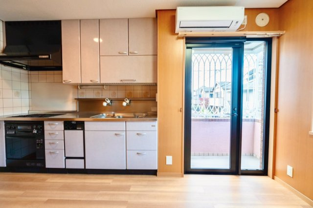 ラレーブ豪徳寺Ⅱのキッチン|機能性とデザイン性を兼ね備えたシステムキッチン。収納力も豊富で、調理器具や食器をすっきり整理できます。毎日の料理が快適に楽しめる空間です。				