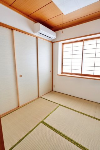 ラレーブ豪徳寺Ⅱの和室|窓からの採光が心地よい和室です。自然光が室内に広がり、明るく開放感のある空間を演出します。朝の目覚めも気持ちよく、日常を快適に支えてくれる居室です。				